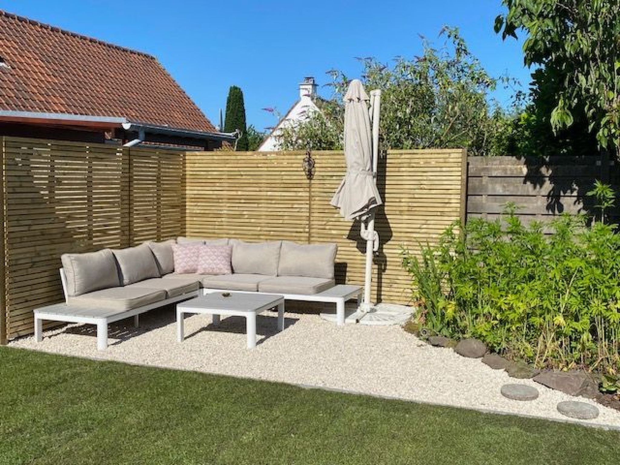 Zonnewind in der Nähe von Dünen und Wald-Inside