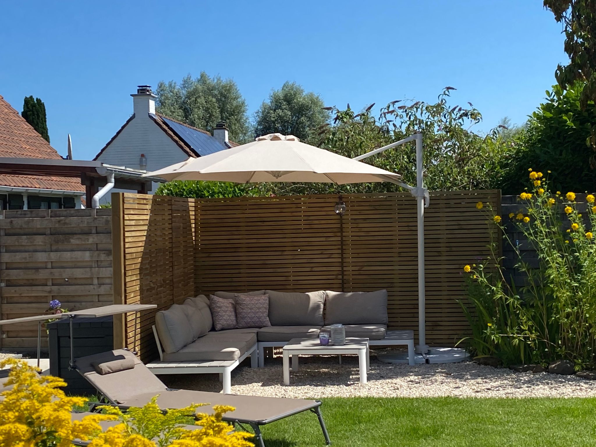 Zonnewind in der Nähe von Dünen und Wald-Inside
