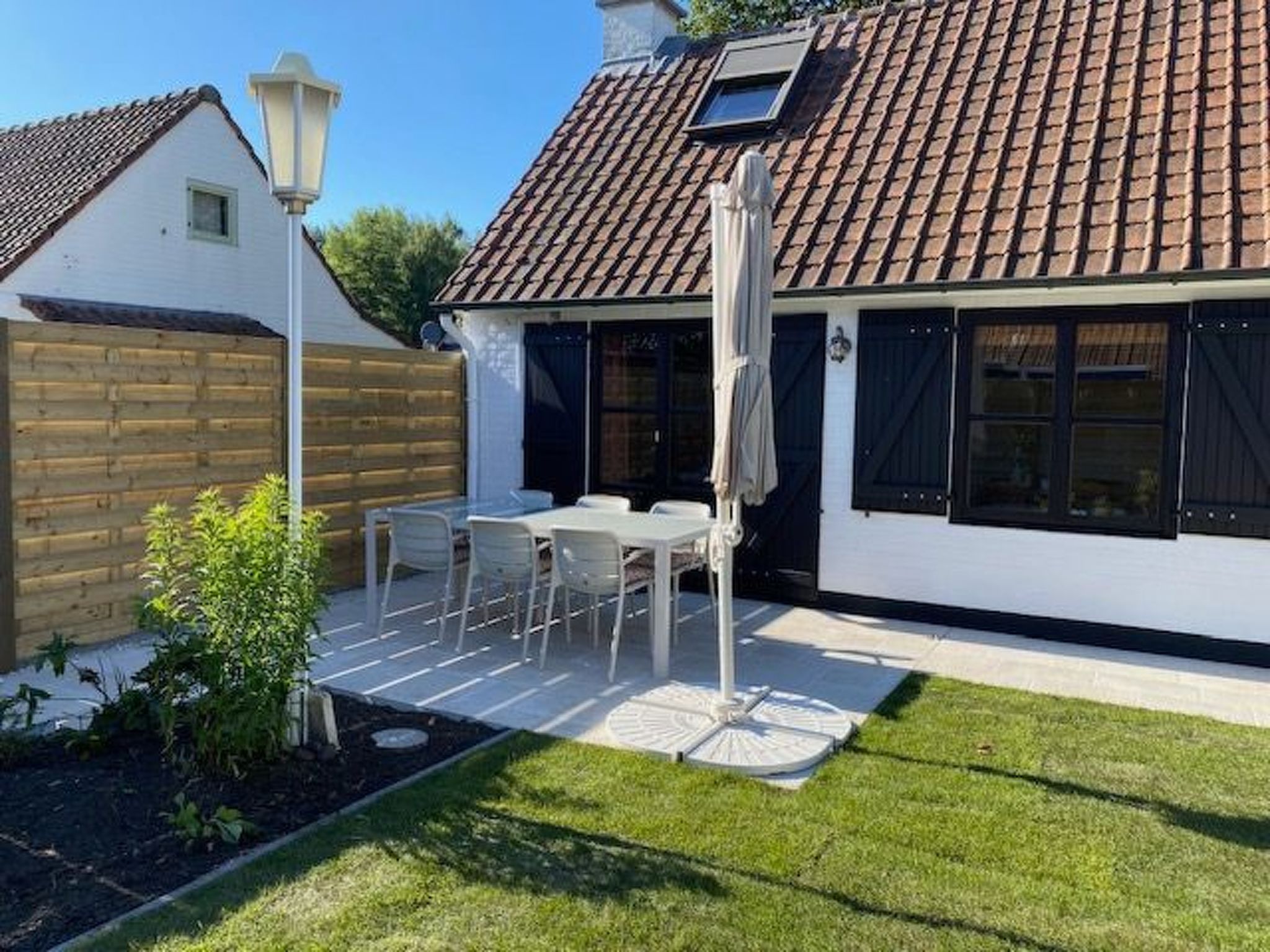 Zonnewind in der Nähe von Dünen und Wald