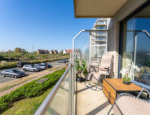 Op 300 m van zee: 4-persoons appartement met balkon in De Panne - thumbnail 2
