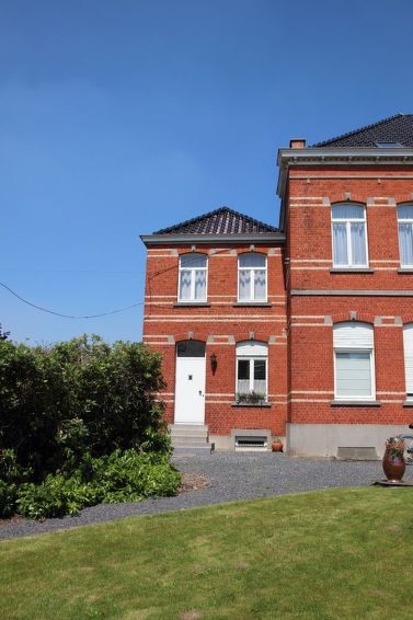 mit Terrasse