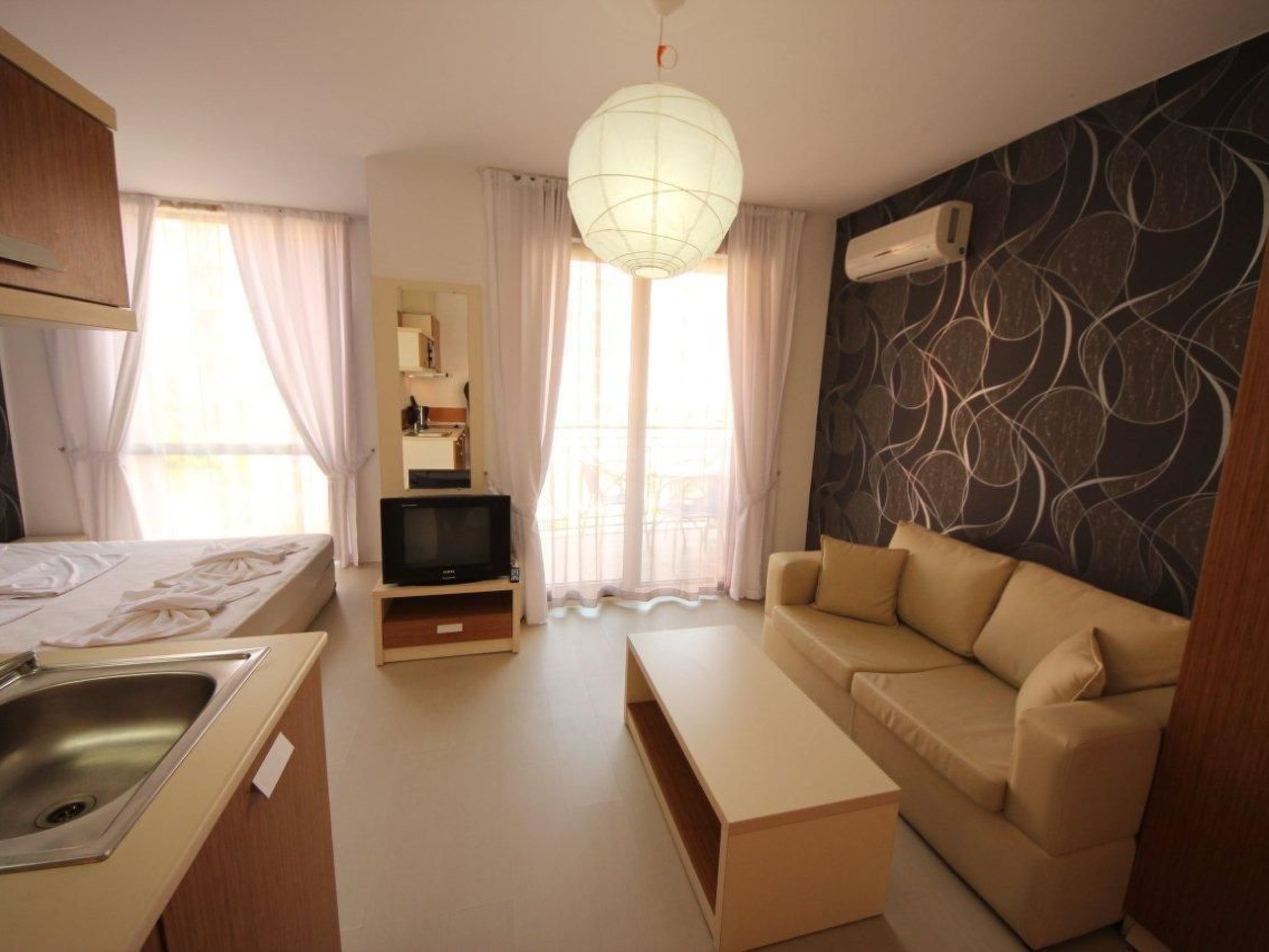 In Фрегата mit Pool - Drinnen