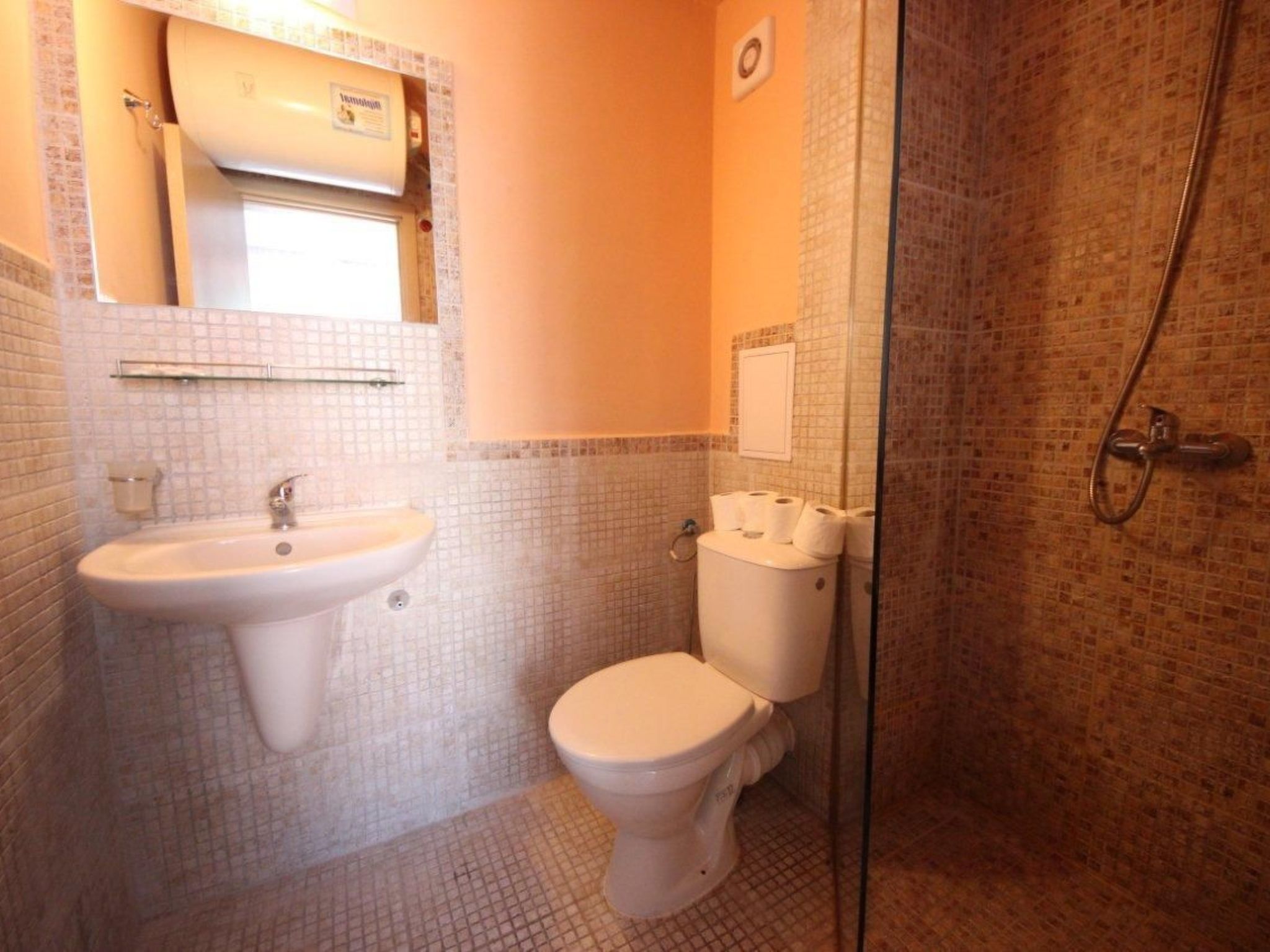 In Фрегата mit Pool - Drinnen