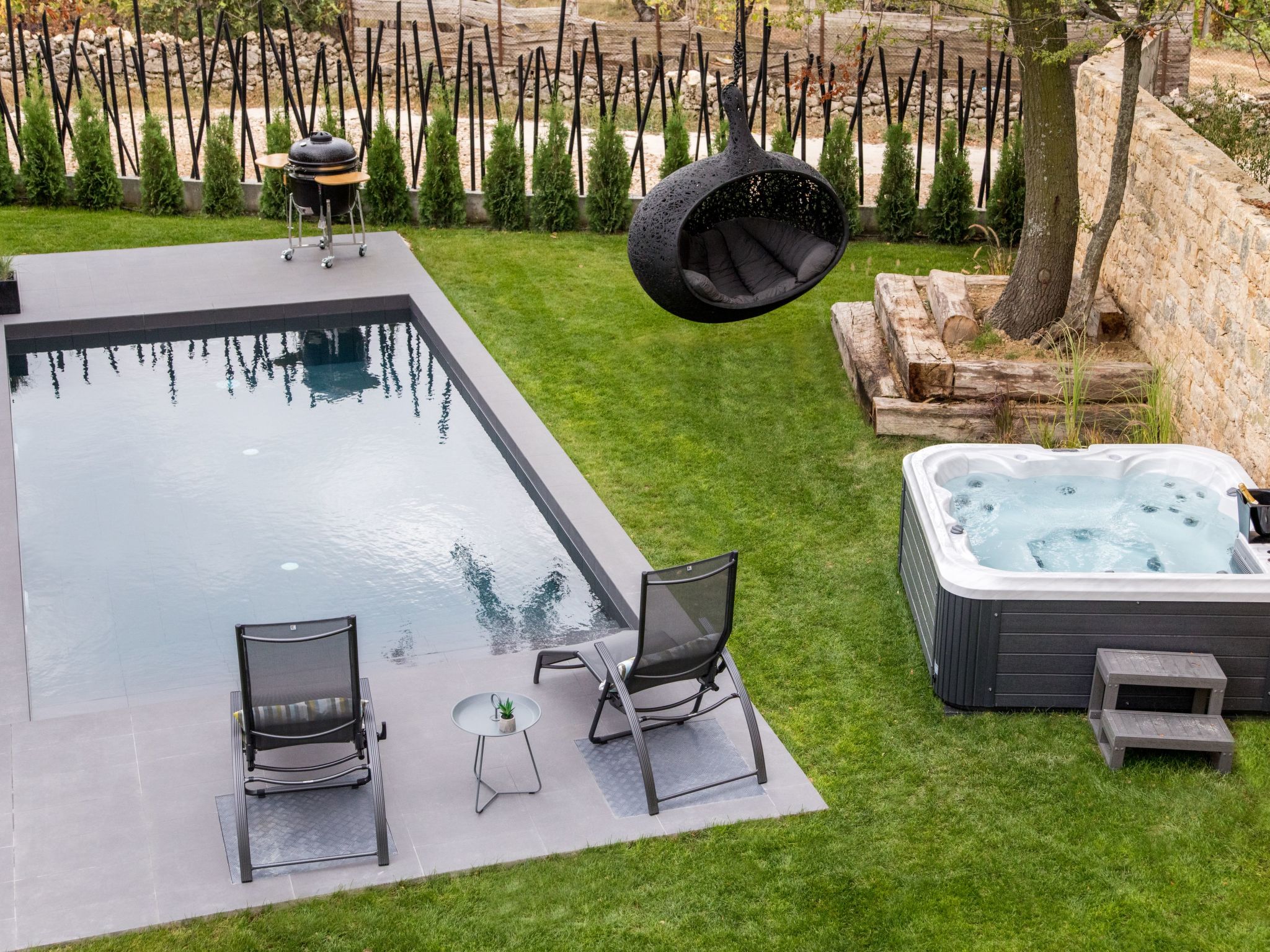 Exklusive Villa mit Swimmingpool und Whirlpool-Buiten