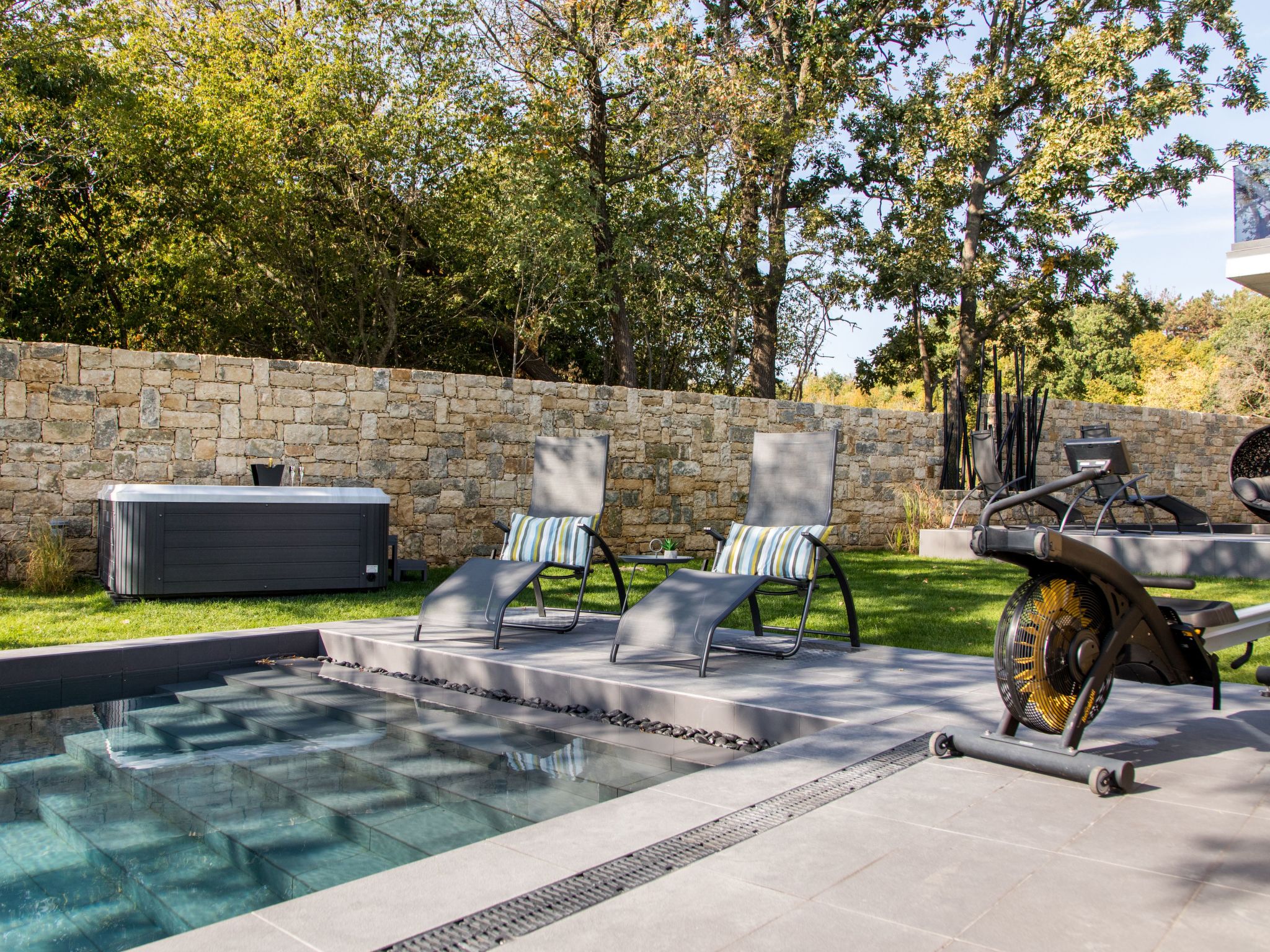 Exklusive Villa mit Swimmingpool und Whirlpool-Buiten