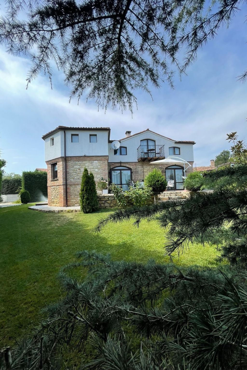 Auf zwei Etagen, mit Garten und überdachtem Grillplatz