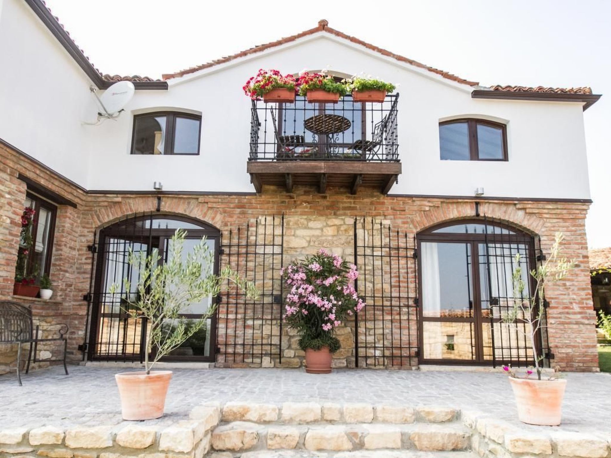 Auf zwei Etagen, mit Garten und überdachtem Grillplatz