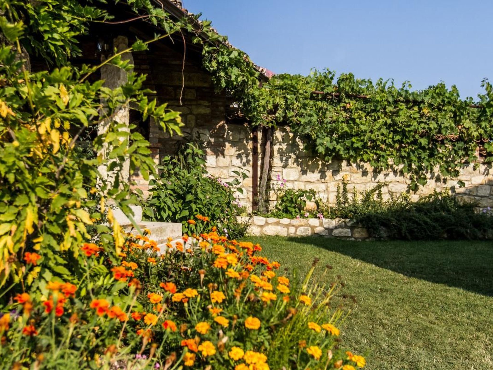 Auf zwei Etagen, mit Garten und überdachtem Grillplatz - Image-tags.info