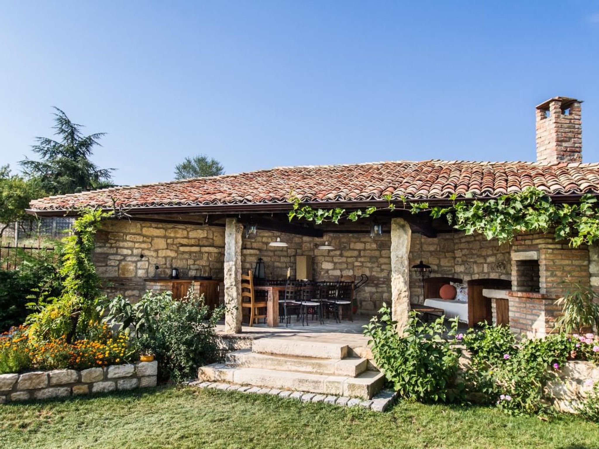 Auf zwei Etagen, mit Garten und überdachtem Grillplatz - Image-tags.info