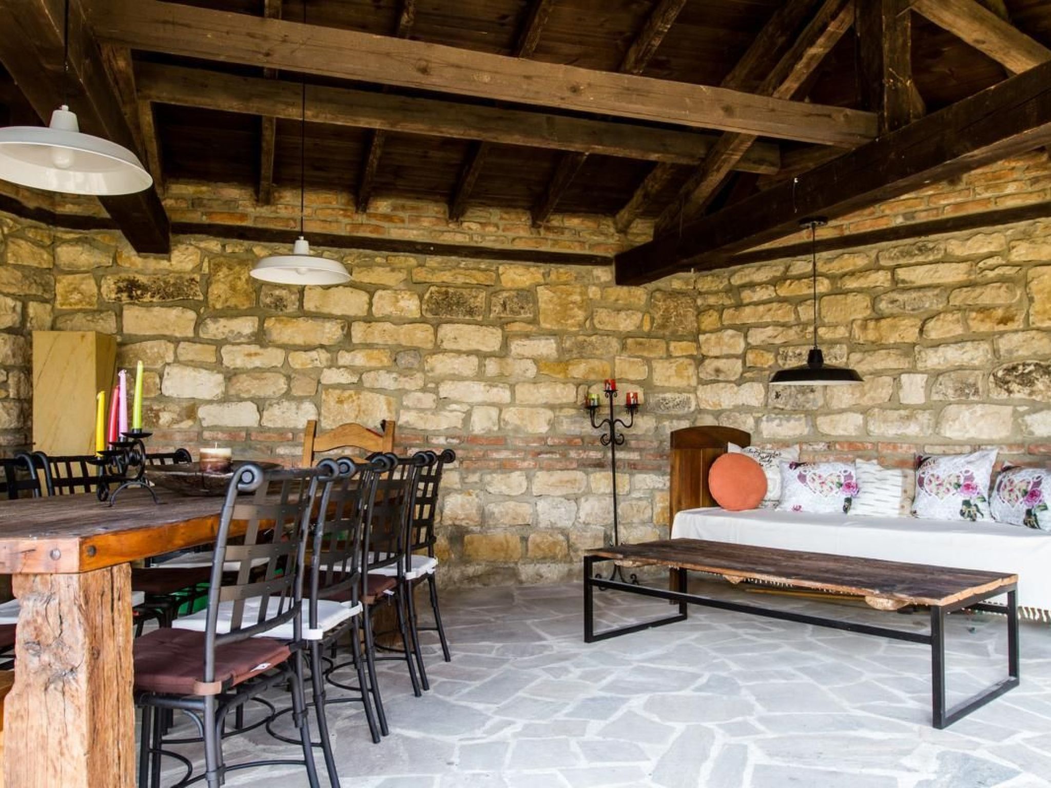 Auf zwei Etagen, mit Garten und überdachtem Grillplatz - Image-tags.info