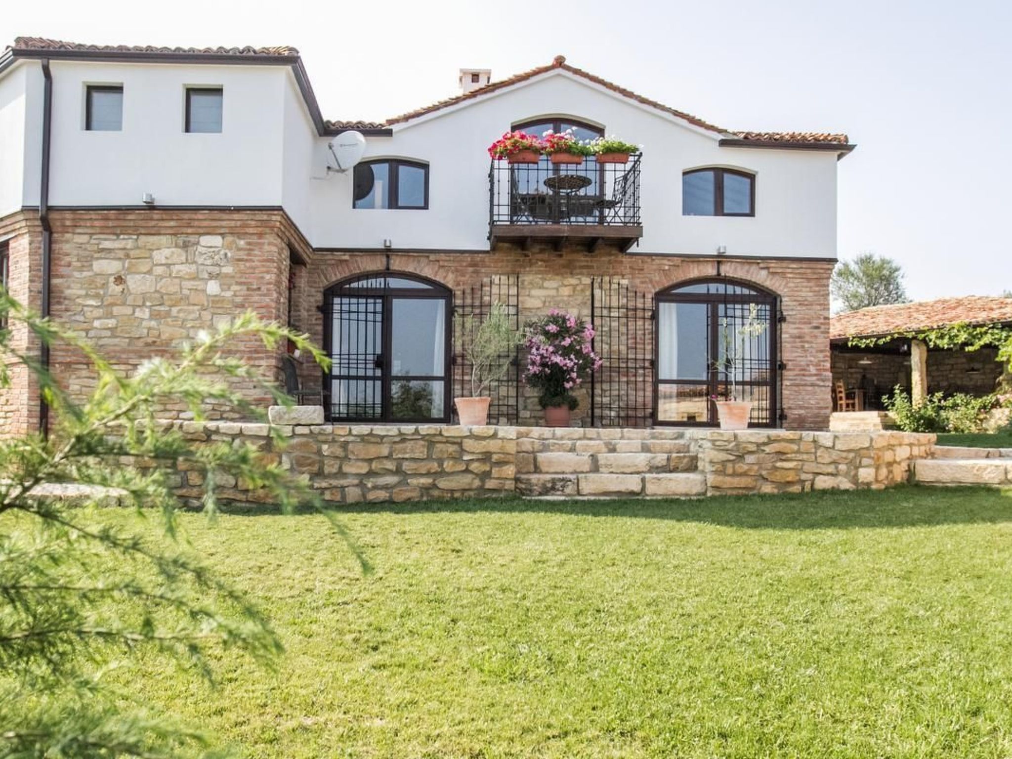 Auf zwei Etagen, mit Garten und überdachtem Grillplatz - Image-tags.info