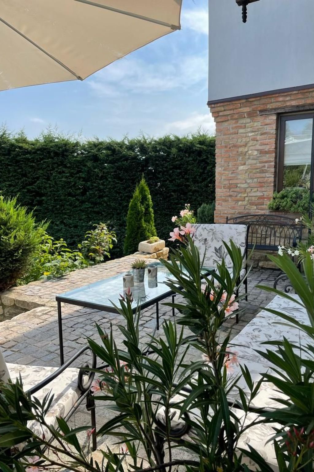 Auf zwei Etagen, mit Garten und überdachtem Grillplatz - Image-tags.info