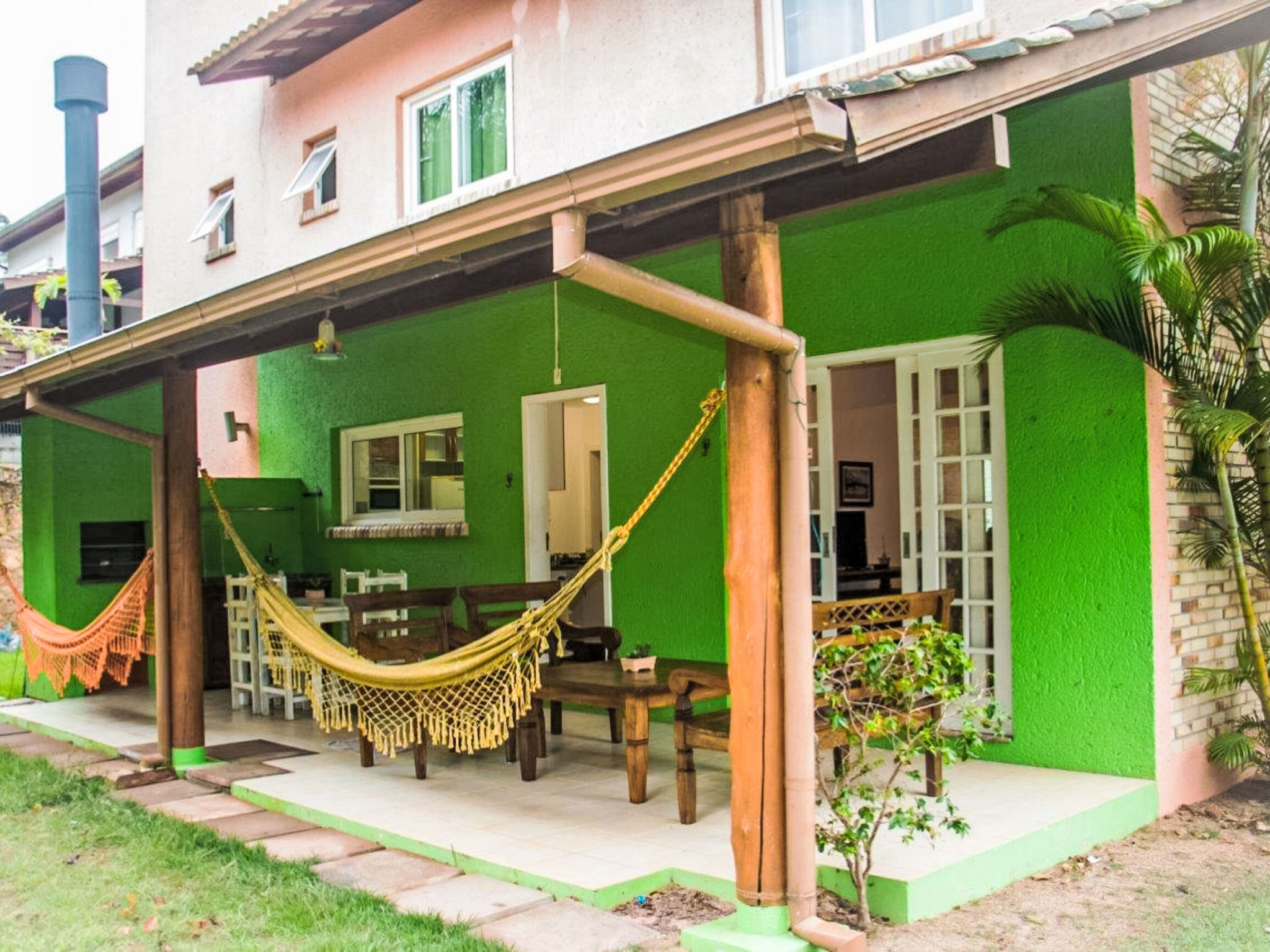 Huis 5-kamers 250 m2 op 2 verdiepingen. Woonkamer met 1 divanbed en TV. 1 kamer met 1 2-pers bed en air-conditioning. 1 kamer met 1 2-pers bed en air-conditioning. 1 kamer met 1 2-pers bed en air-cond..