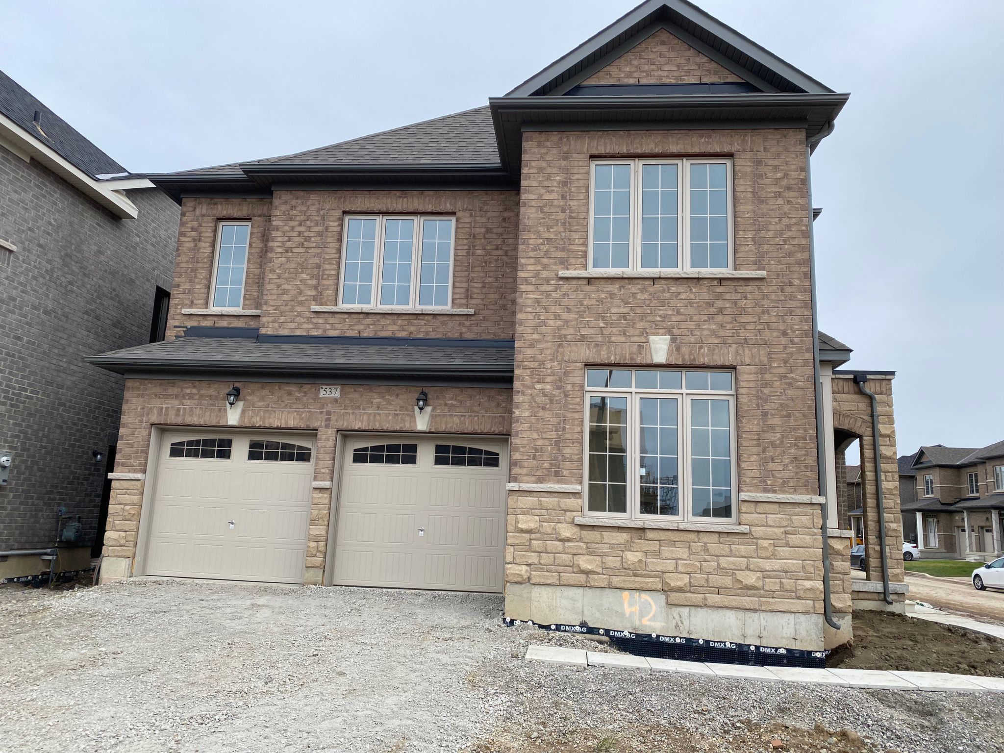 Haus in Brampton mit privatem Parkplatz