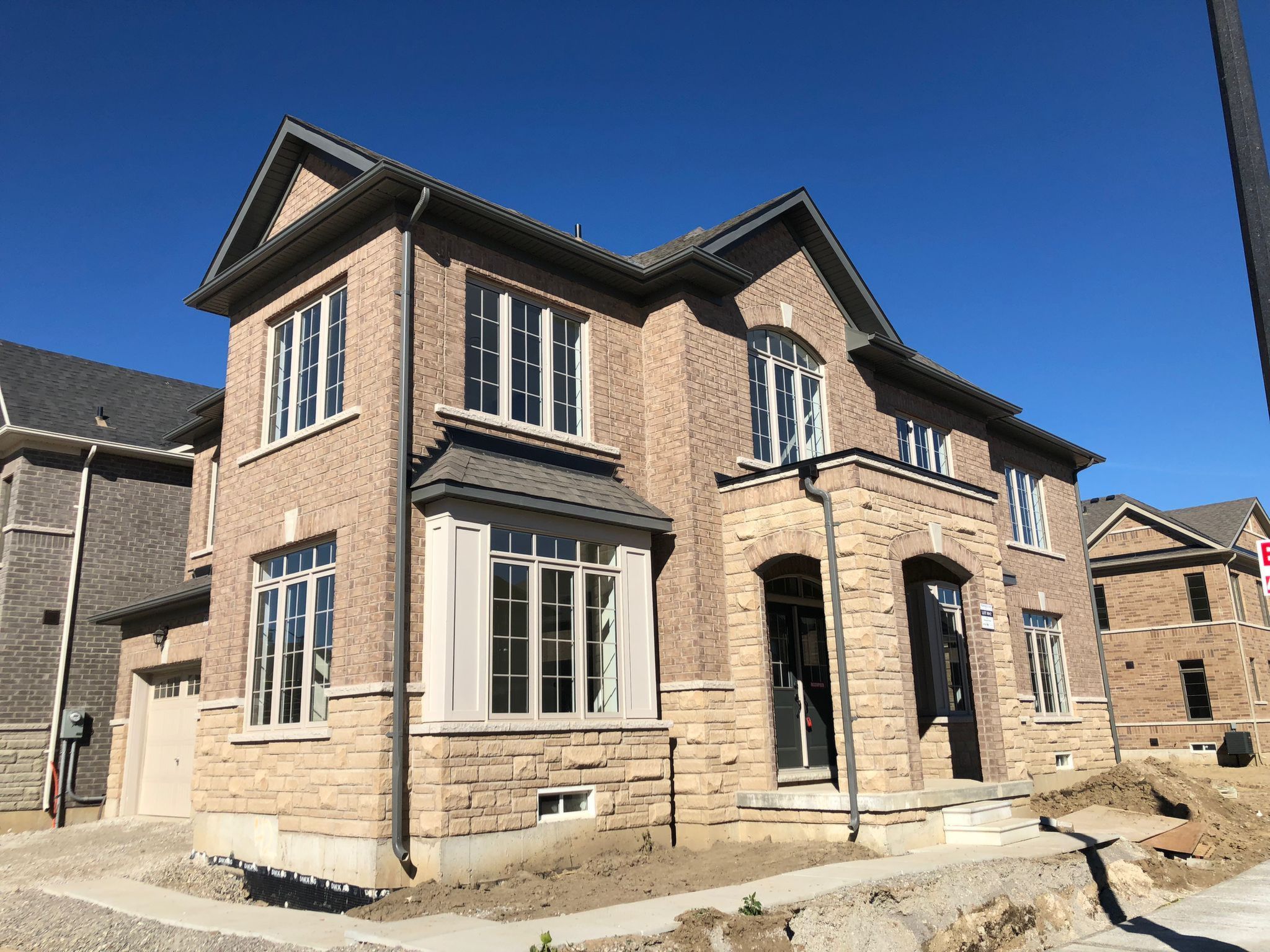 Haus in Brampton mit privatem Parkplatz