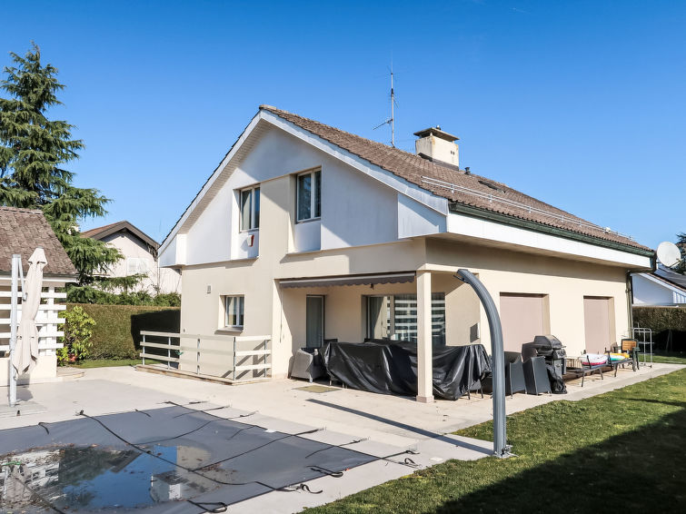 Villa 5-kamers 103 m2 op 2 verdiepingen. Comfortabel en smaakvol ingericht: woon-/eetkamer met open haard en Kabel-TV. Uitgang naar het terras. Keuken (oven, afwasmachine, 4 keramische glas kookplaten..