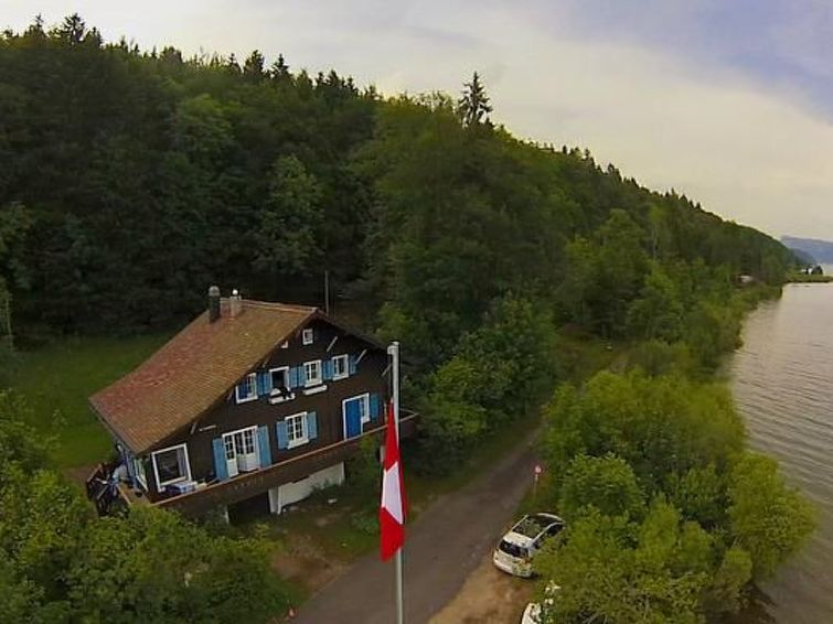 Aan het meer: Vrijstaand vakantiehuis in Le Lieu voor 9 personen