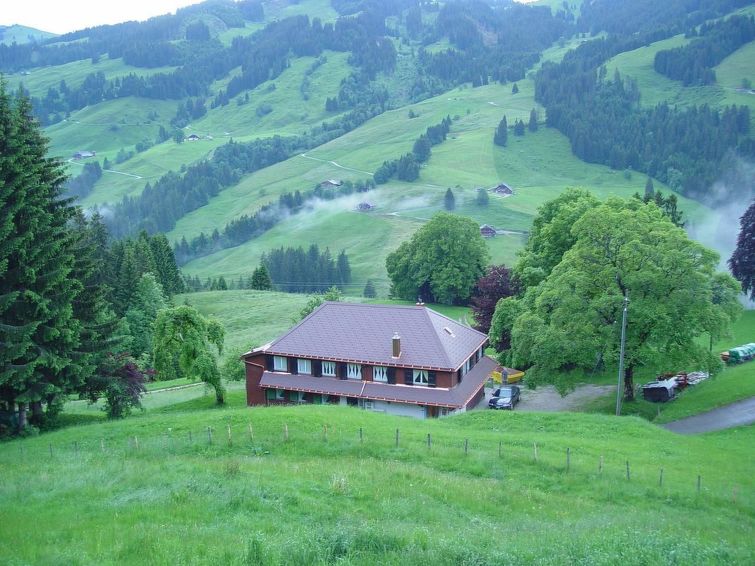 Sfeervol vakantiehuis met open haard en bergzicht in Plaffeien