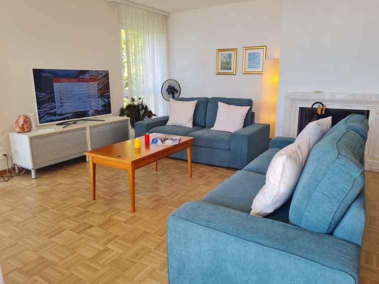 "Montreux - Panorama", appartement 4-kamers 129 m2 op de 3e verdieping. Ruim en licht, eenvoudig en doelmatig ingericht: woon-/eetkamer met eettafel en TV (Flatscreen TV). Uitgang naar het balkon. 1 2..