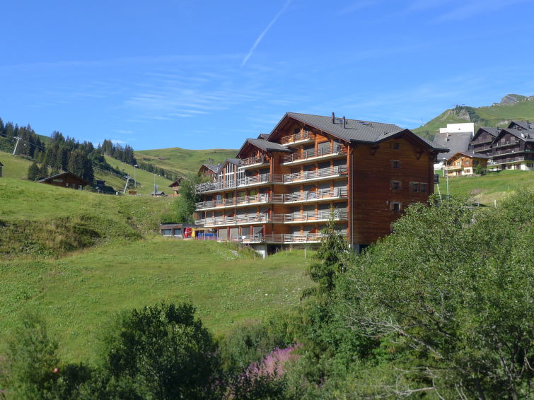 "Sundance 9", appartement 2-kamers 48 m2 op de 1e verdieping. Het objekt is geschikt voor 2 volwassenen + 2 kinderen. Smaakvol en gezellig ingericht: woon-/eetkamer met 1 divanbed (135 cm, lengte 180 ..