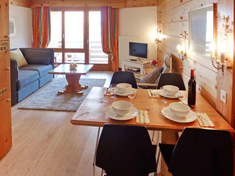 Centraal gelegen appartement in Villars met verwarmd zwembad · 57 m² in Villars