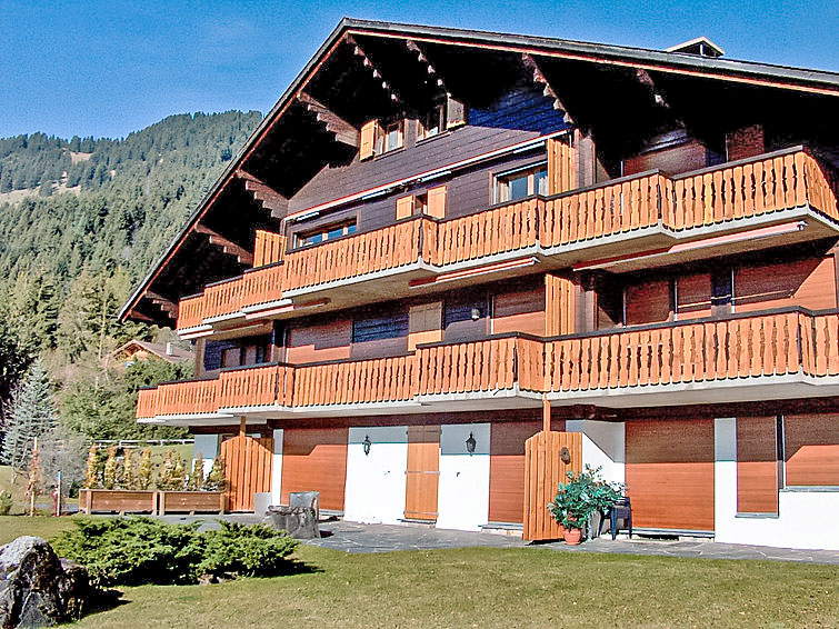 "Meribel 1", appartement 3-kamers 70 m2, op de begane grond, op het zuiden gelegen. Gedeeltelijk gerenoveerd in 2018, mooi ingericht: woon-/eetkamer met open haard, eettafel, TV en DVD. Uitgang naar h..