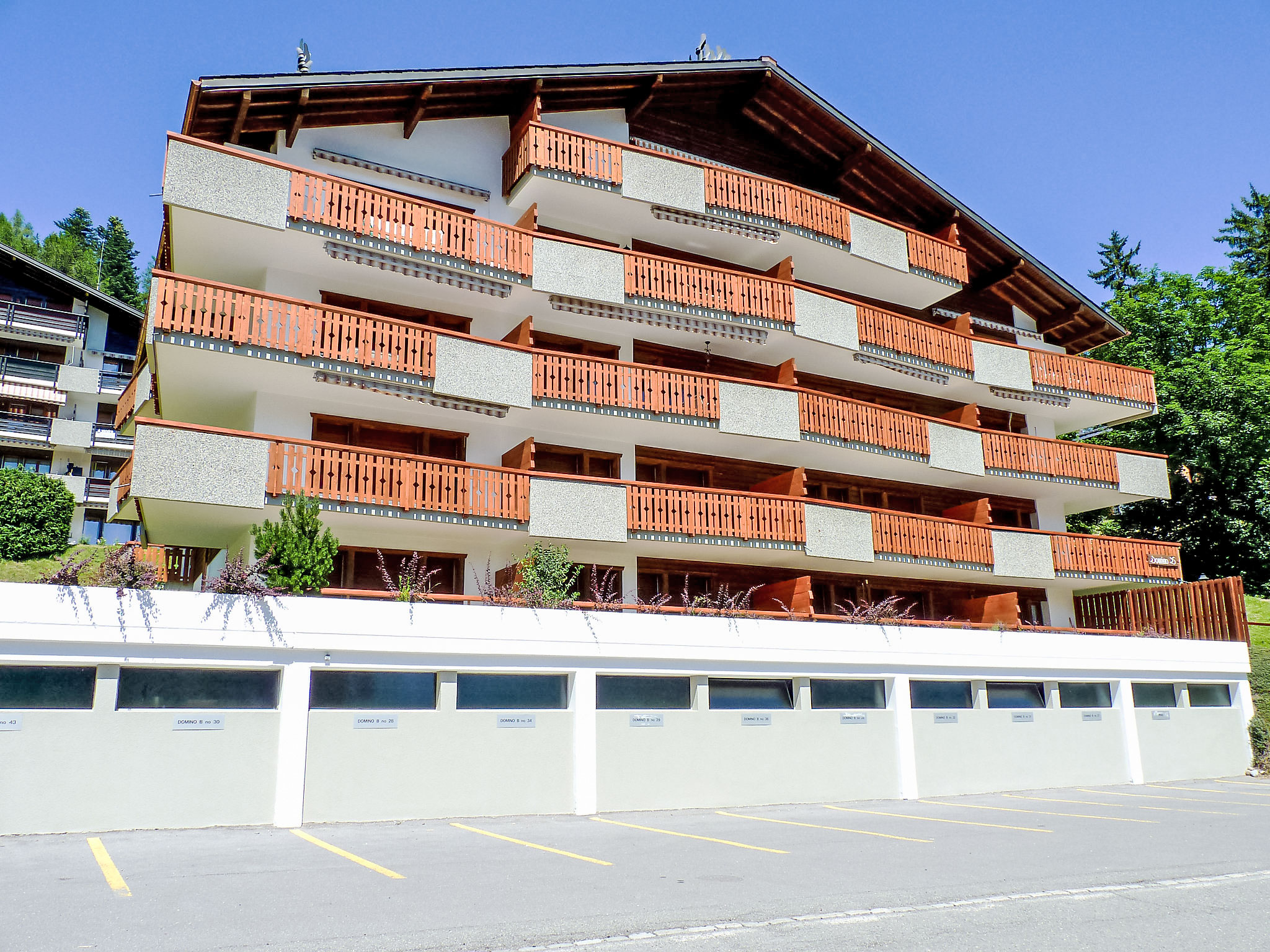Domino B 38 - Outside