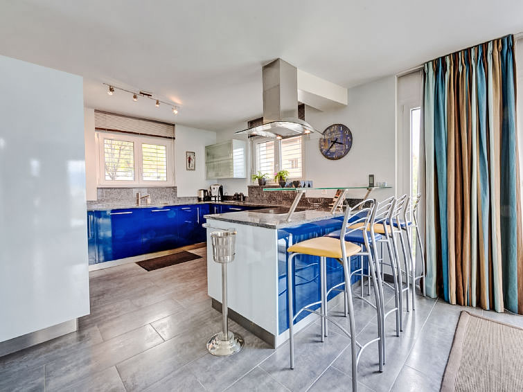 Antoinette - Slide 11