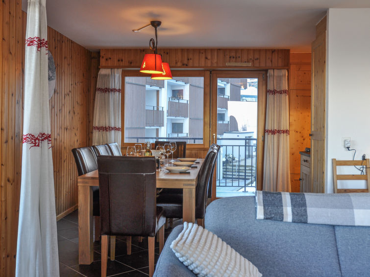 "Prachalier I Nr 2", appartement 4-kamers 84 m2 op de 2e verdieping. Gerenoveerd, comfortabel en mooi ingericht: woon-/eetkamer met open haard en Kabel-TV. Uitgang naar het balkon. 1 kamer met 1 2-per..