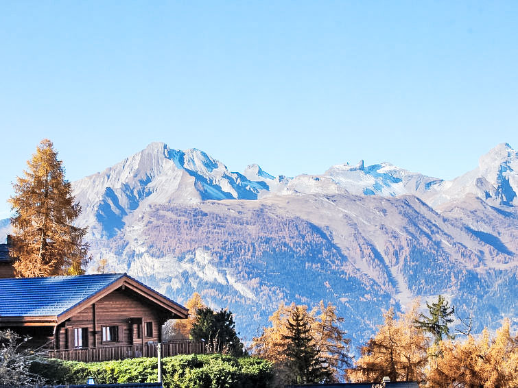 "La Bergerie", chalet 5-kamers 120 m2 op 2 verdiepingen. Gedeeltelijk gerenoveerd in 2018, zeer mooi en smaakvol ingericht: woon-/eetkamer met zwedenkachel en Kabel-TV. Uitgang naar het terras. Bureau..