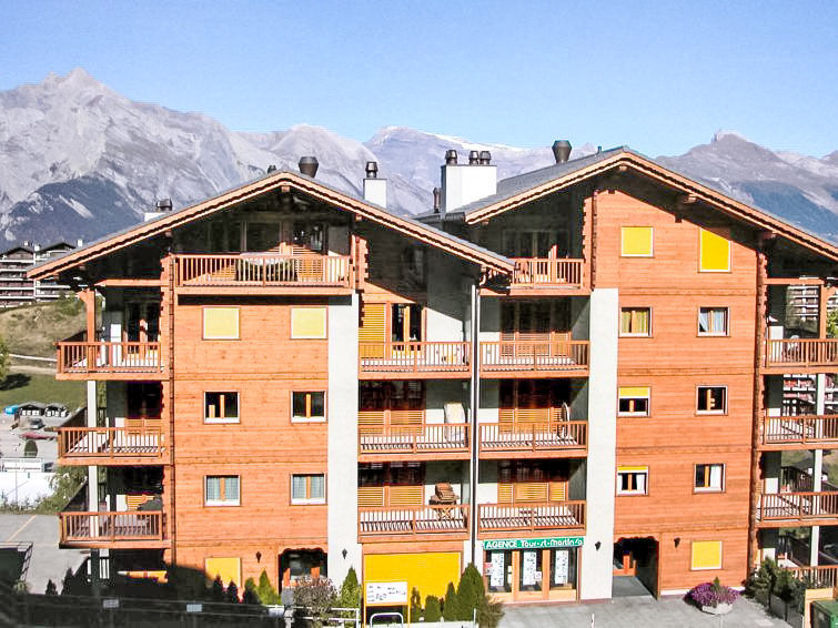 "Les Chouettes 4", appartement 3-kamers 80 m2, op de begane grond. Comfortabel ingericht: woon-/eetkamer. Uitgang naar het terras. Salon met open haard, Kabel-TV en stereo-installatie. Uitgang naar he..