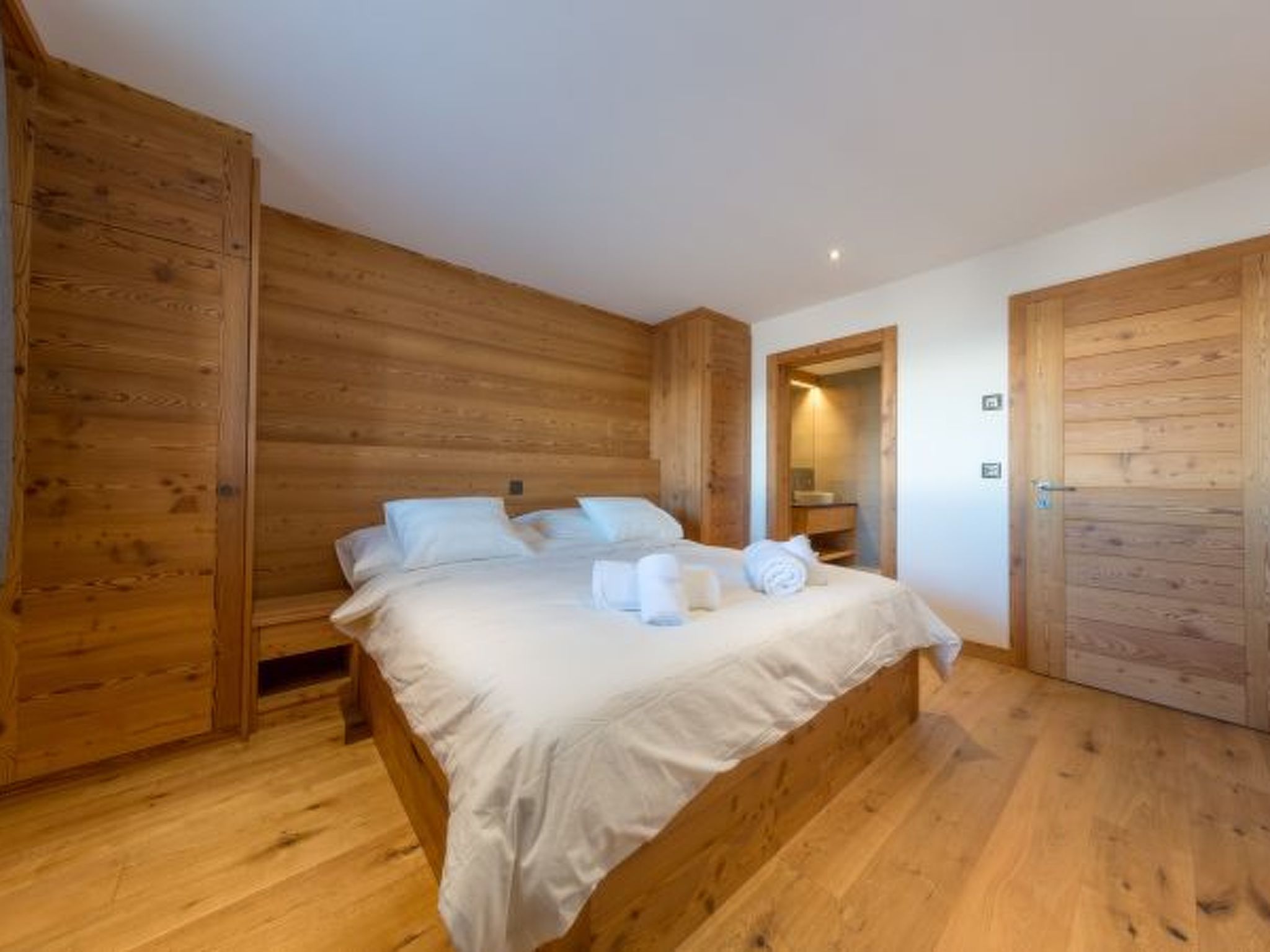 Photo of Chalet Oak Tree amazing, sauna, ski-in/out