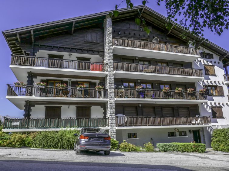 "Mont-Soleil 2", appartement 3-kamers op de 1e verdieping. Eenvoudig ingericht: woonkamer met schuifdeur met 2 opklapbedden (90 cm, lengte 200 cm), open haard en Kabel-TV. Uitgang naar het balkon, op ..