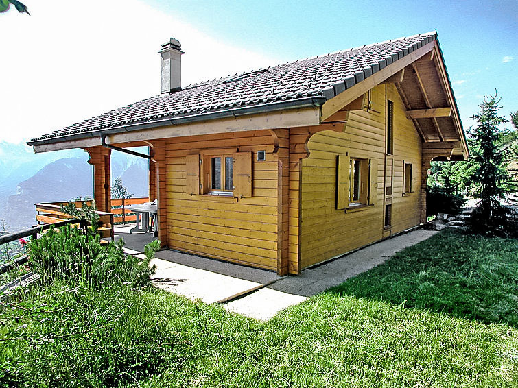 Chalet 4-kamers 89 m2 op 2 verdiepingen. Woon-/eetkamer met open haard (alleen decoratie), Kabel-TV, stereo-installatie en DVD. Uitgang naar het balkon, naar het terras. Open galerij met afgeschuinde ..