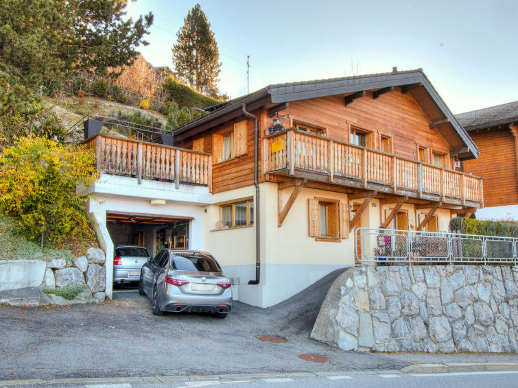 "Chalet le Dahu", chalet 5-kamers 120 m2 op 2 verdiepingen. Modern en romantisch ingericht: woon-/eetkamer met zwedenkachel en TV. Uitgang naar de tuin, naar het balkon, naar het terras. 1 kamer met 1..