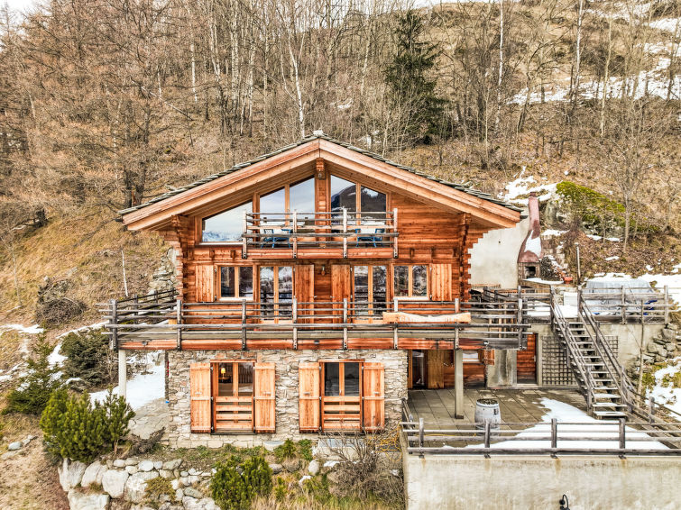 "Isabella", chalet 8-kamers op 4 verdiepingen. Comfortabel en smaakvol ingericht: groot woon-/eetkamer met zwedenkachel en Kabel-TV. Uitgang naar het balkon, naar het terras. Open keuken (oven, afwasm..