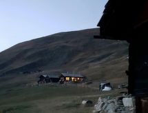 Authentiek vrijstaand chalet in La Forclaz met panoramisch bergzicht - thumbnail 4