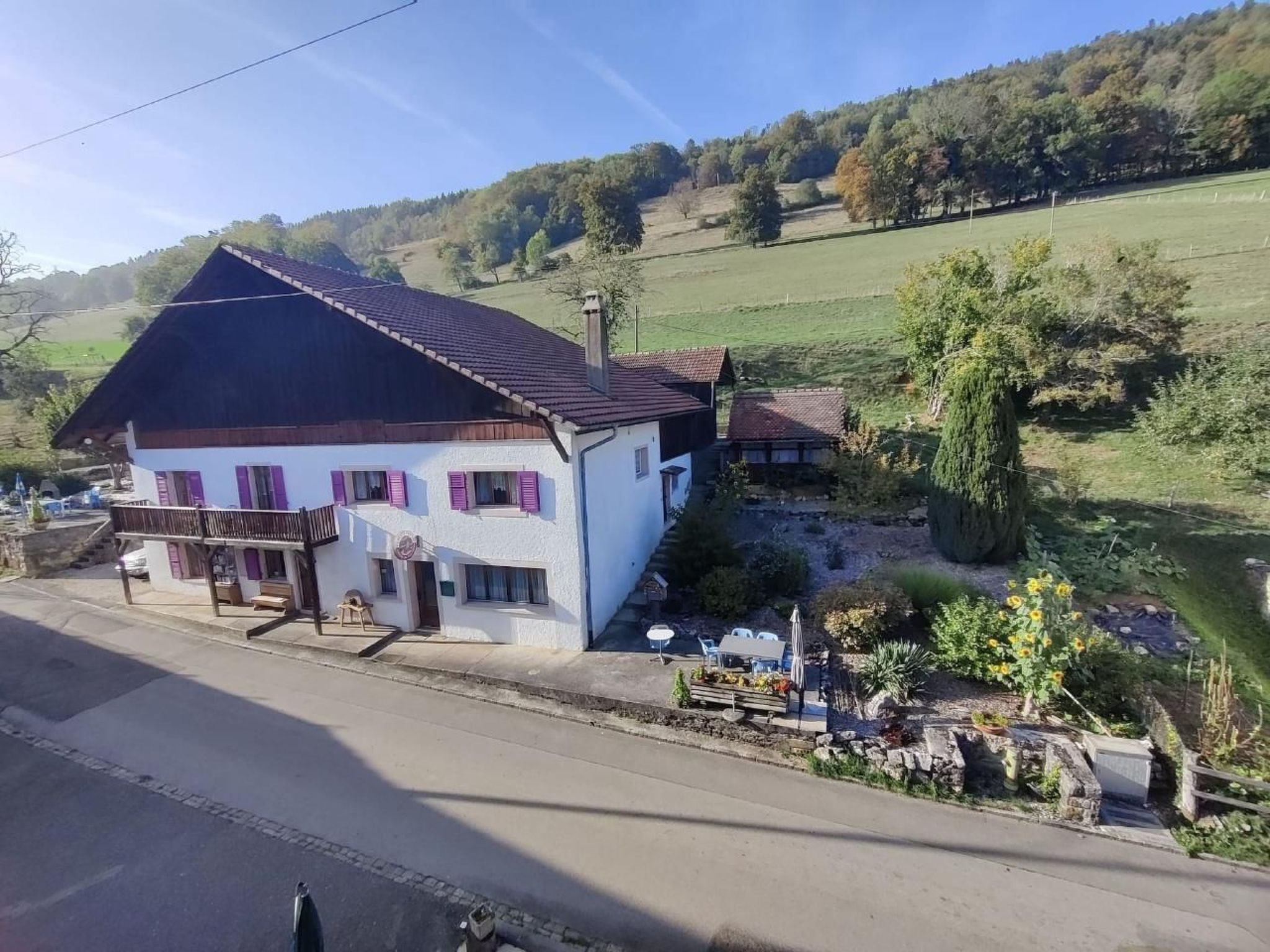 Maximaal 2 huisdieren/honden toegestaan. Spend your next holiday in Seleute, an idyllic village in the Clos du Doubs, 6 km from the medieval town of St-Ursanne! A charming, spacious house in a rural s..