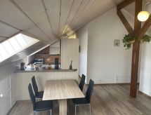 Authentiek dakkamer appartement in Porrentruy met bergzicht - thumbnail 4