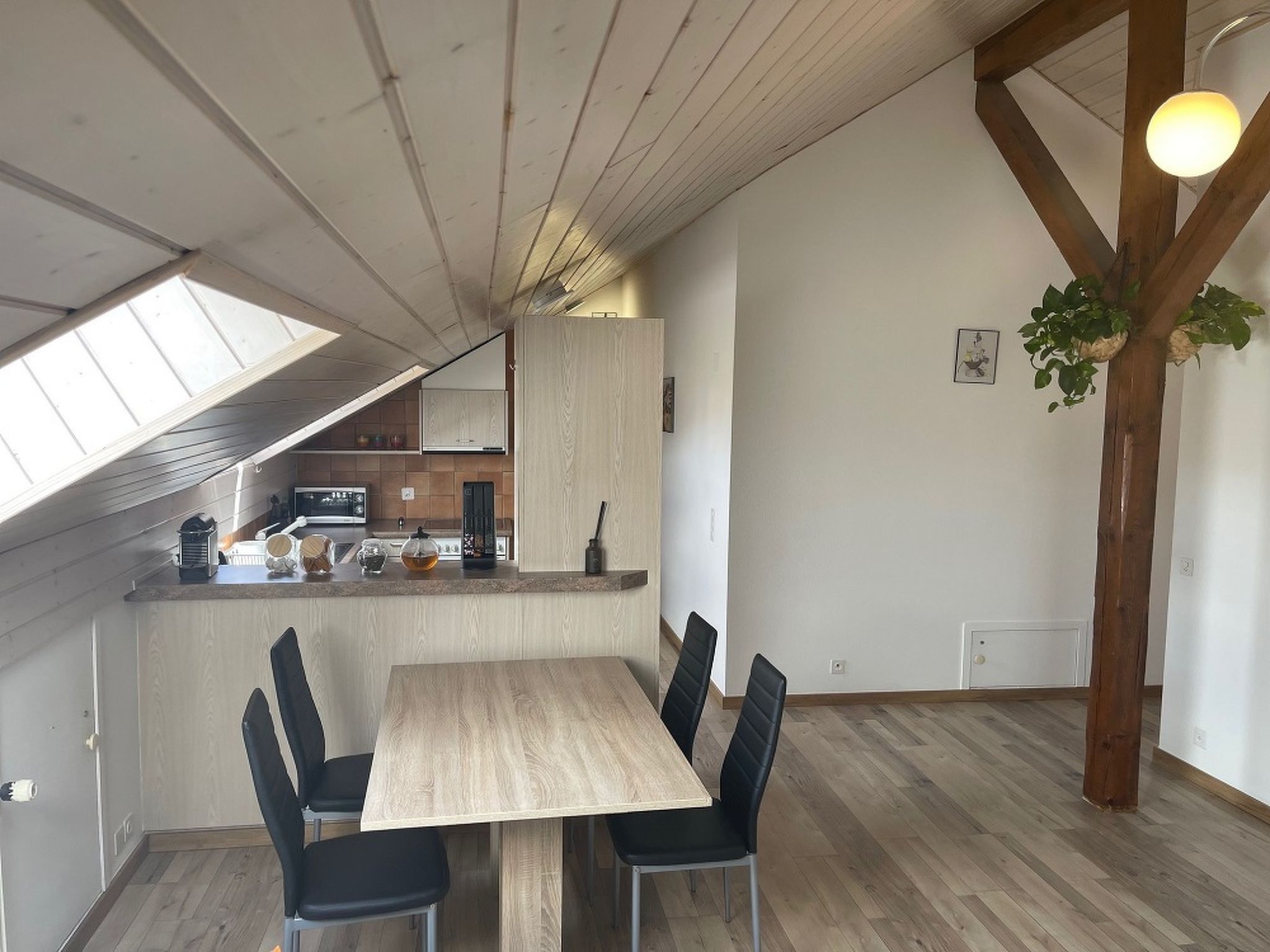 Authentiek dakkamer appartement in Porrentruy met bergzicht - foto 4