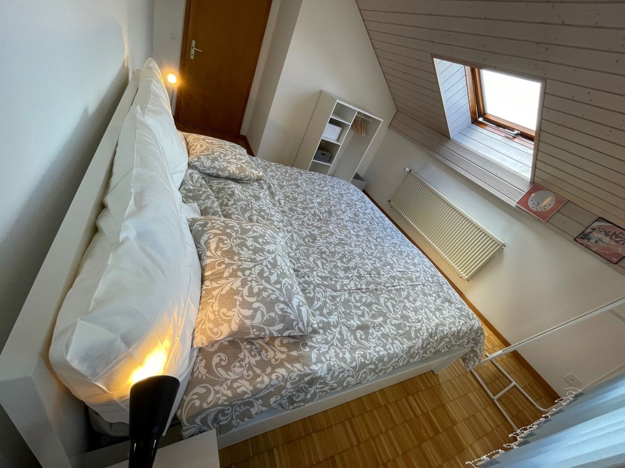 Authentiek dakkamer appartement in Porrentruy met bergzicht - foto 7