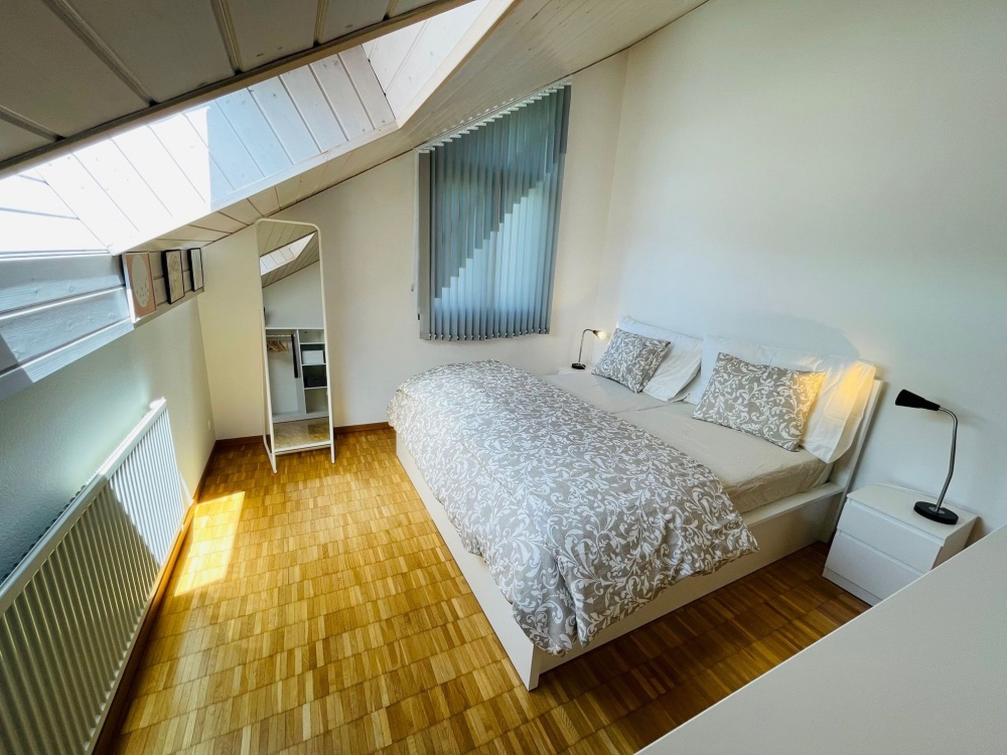Authentiek dakkamer appartement in Porrentruy met bergzicht - foto 8