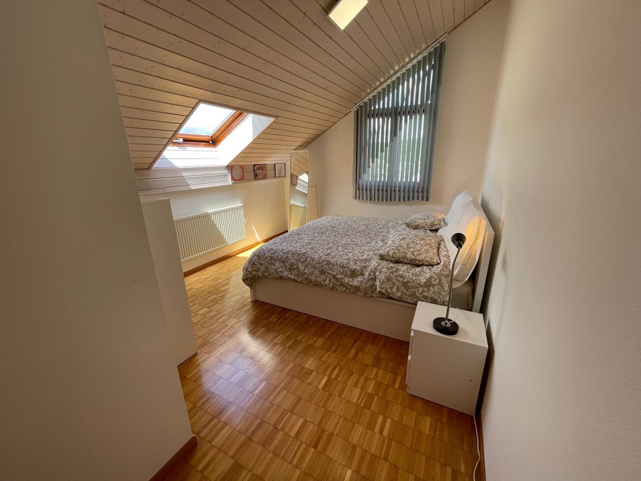 Authentiek dakkamer appartement in Porrentruy met bergzicht - foto 9