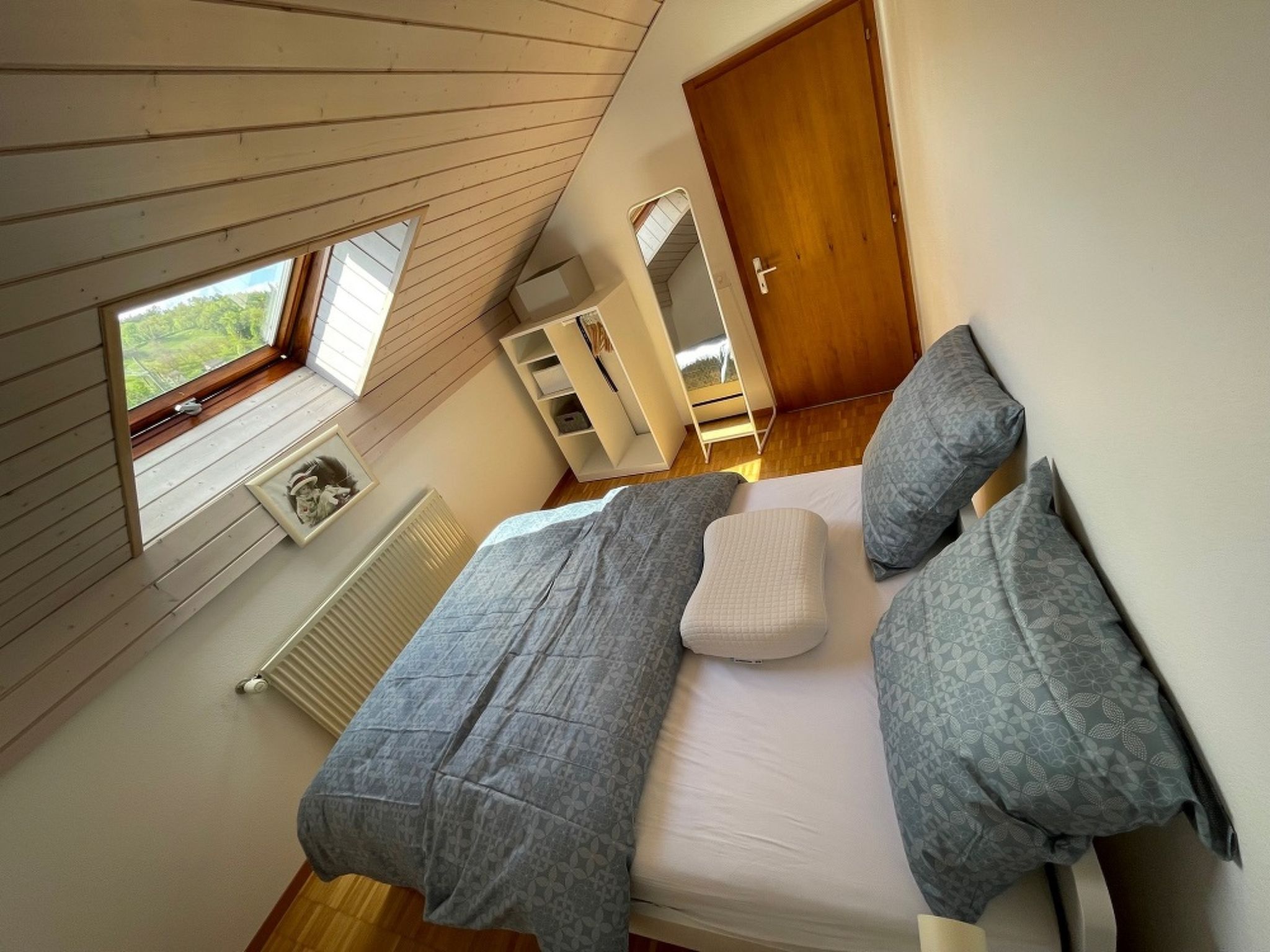 Authentiek dakkamer appartement in Porrentruy met bergzicht - foto 10