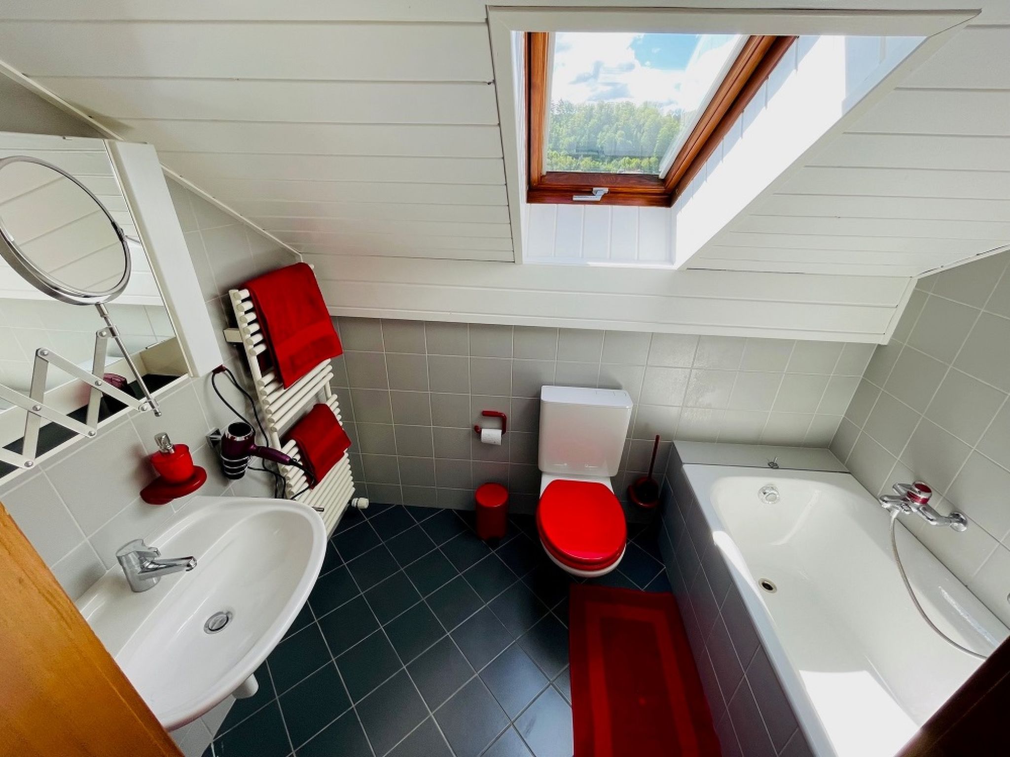 Authentiek dakkamer appartement in Porrentruy met bergzicht - foto 12