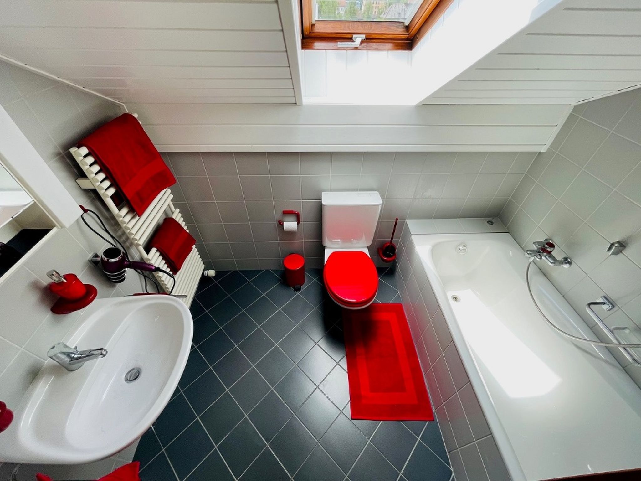 Authentiek dakkamer appartement in Porrentruy met bergzicht - foto 13