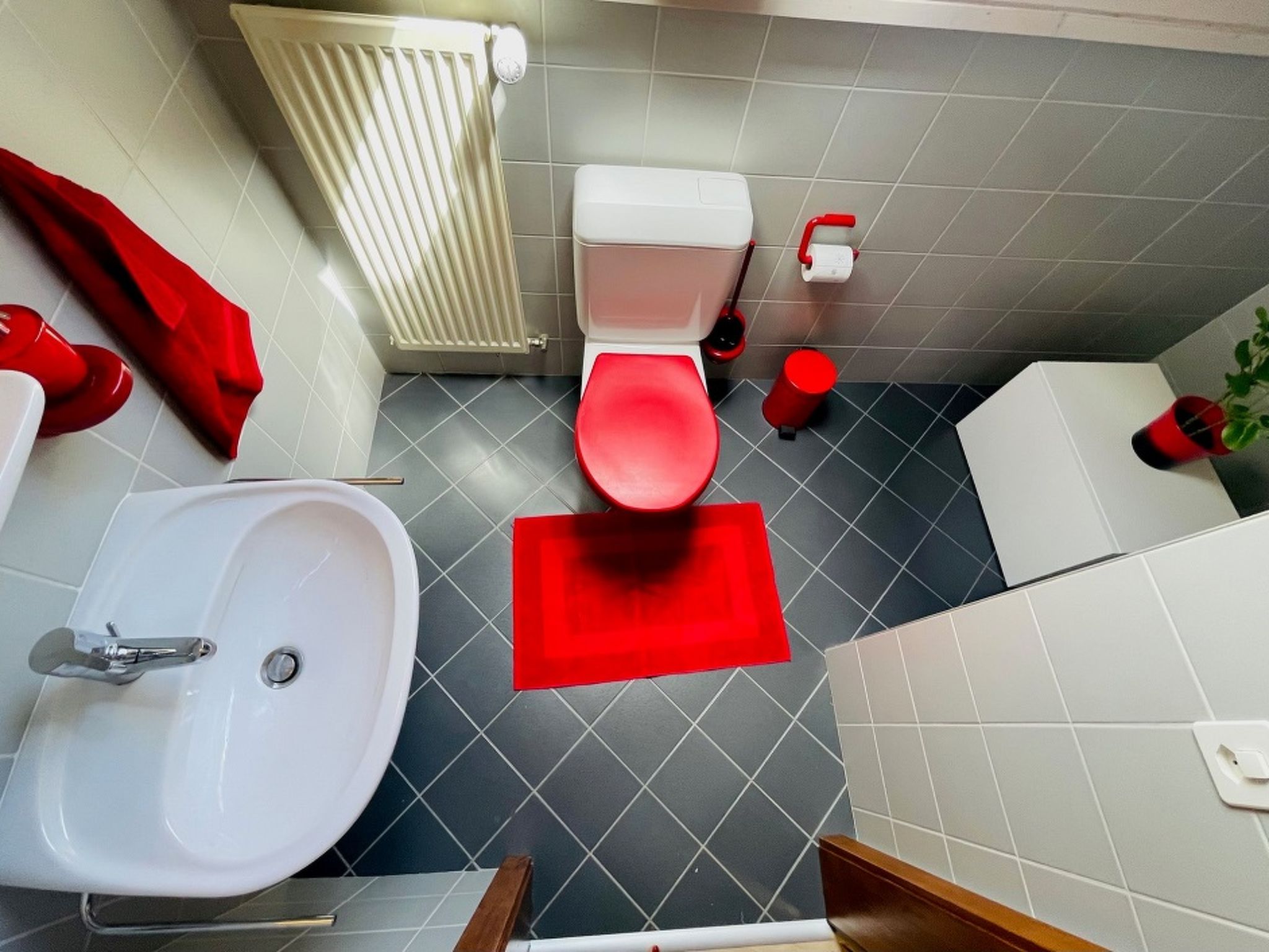 Authentiek dakkamer appartement in Porrentruy met bergzicht - foto 14