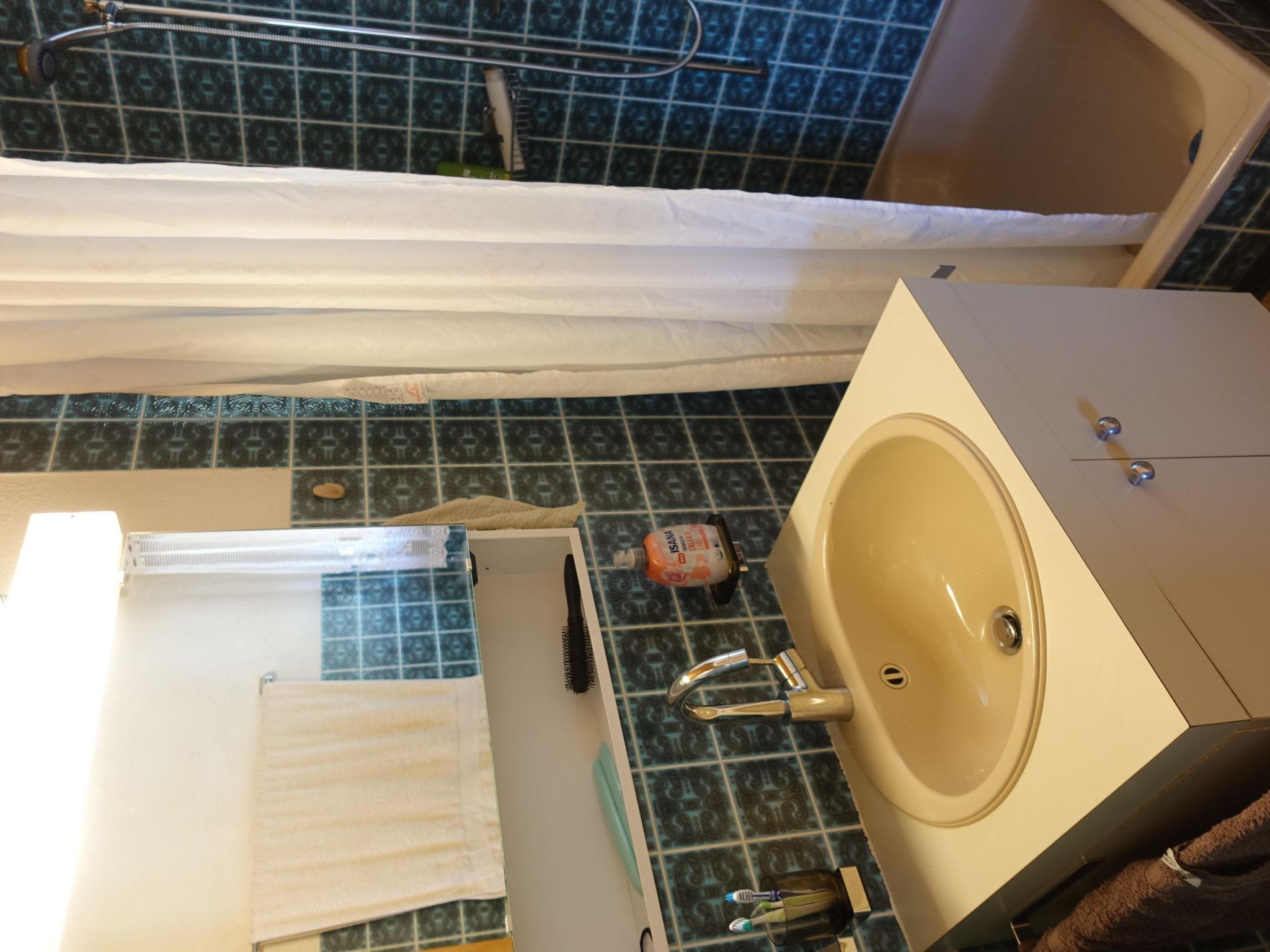 Bergperle Ferienhaus, Dusche, WC, Terrasse Ferienhaus, Dusche, WC, Terrasse - Binnen