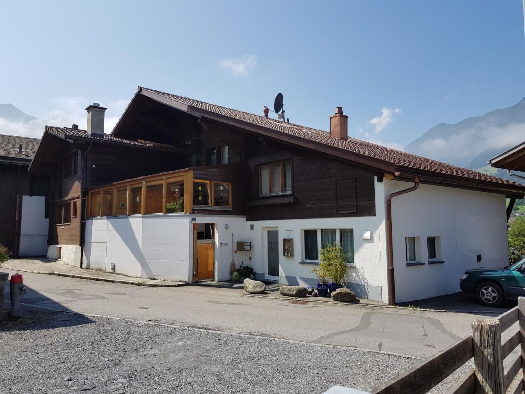 Studio flat for two persons with very good standard. Non-smoking flat. Pets are not allowed. Close to the skiing and hiking areas of Frutigen, Adelboden, Kandersteg and Lauchernalp. In summer you can ..