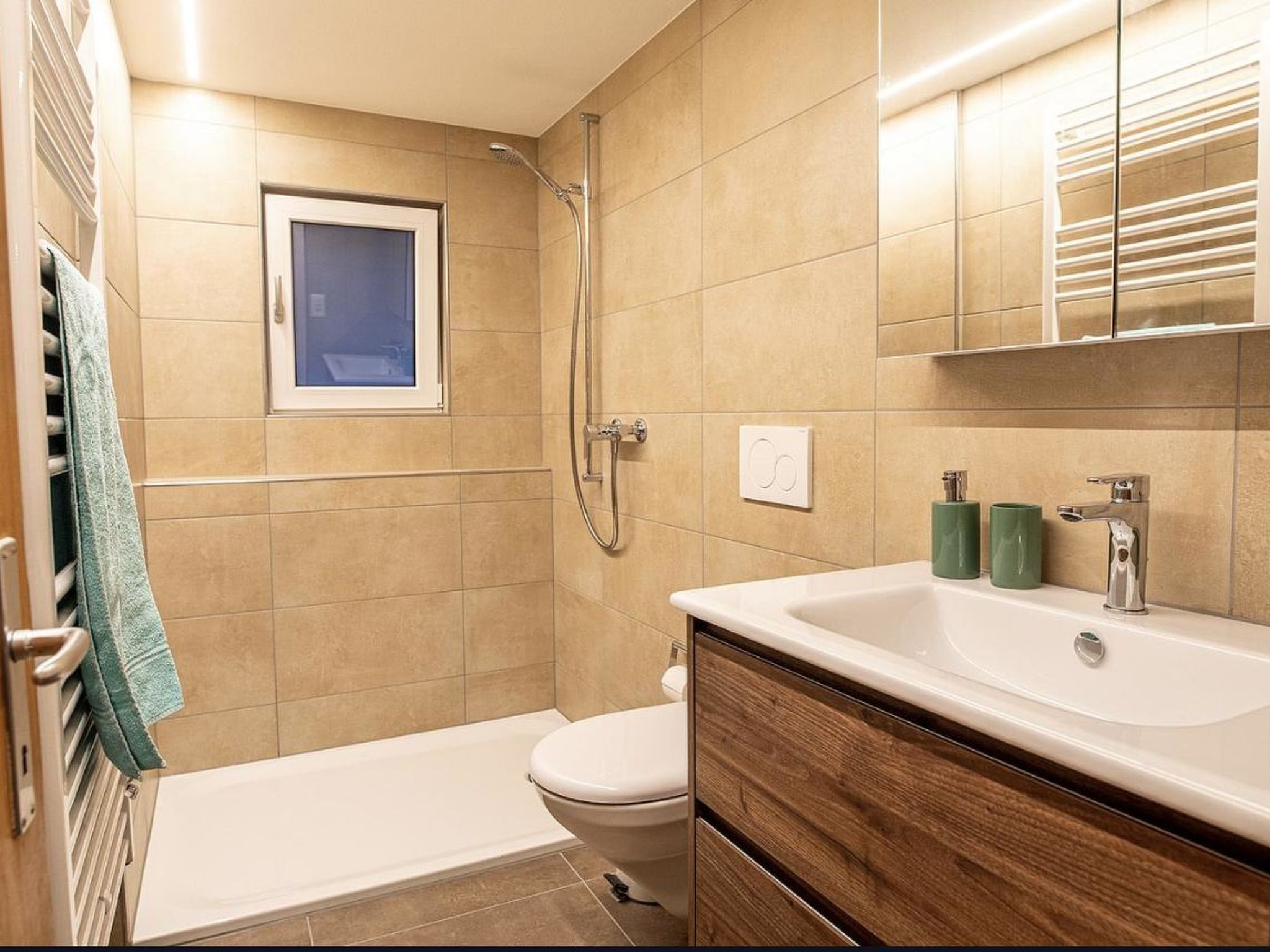 Waldrand Appartement/Fewo, Bad, WC, 2 Schlafräume 3-Zimmerwohnung - Dedans